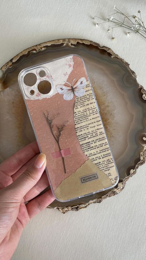 Vintage Aesthetic Phone Case Diy, Mobile Covers Diy Phone Cases, Phone Back Cover Ideas, Handmade Phone Case Painted, Phone Cover Ideas Aesthetic, Vintage Phone Cover, Mobile Cover Diy, Handmade Mobile Cover, Aesthetic Phone Case Ideas