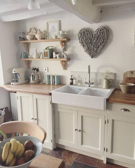 30 Timeless Cottage Kitchen Design Ideas For A New Look Small Cottage Kitchens, Dapur Rustic, Små Rum Lidt Plads, Cottage Kitchen Decor, Cocina Shabby Chic, Model Dapur, Cottage Kitchen Design, Small Cottage Kitchen, Laminate Counter