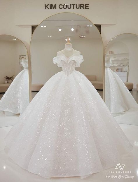 Disney Cinderella Wedding Dress, Fairytale Wedding Dress Princesses, Elegant Wedding Dress Ballgown, Poofy Wedding Dress, Wedding Dresses Ball Gown Princess, Gorgeous Wedding Dress Princesses, Debutante Dresses, Wedding Fairytale, Long Gown For Wedding