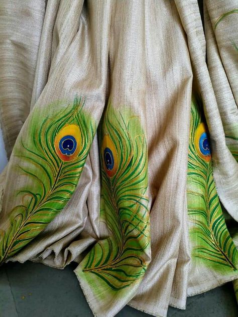 Peacock Feather Fabric Painting, Peacock Feather Painting On Fabric, Peacock Fabric Painting Designs, Hand Painting Saree Design, Peacock Fabric Painting, Fabric Paint Shirt, Saree Painting Designs, Fabric Paint Diy, Saree Painting