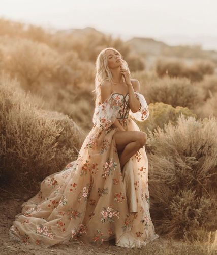 Prom Dress Fluffy, Photoshoot Flowy Dress, Tulle Dress Photoshoot, Tulle Floral Dress, Boho Wedding Photos, Women Evening Dresses, Photoshoot Dresses, Flower Prom Dress, Wedding Dresses Whimsical