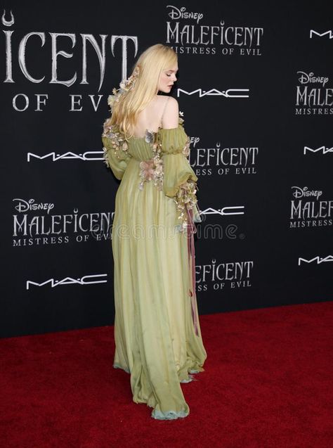 Elle Fanning Maleficent, Ellie Fanning, Maleficent Mistress Of Evil, Mistress Of Evil, Boys Summer Fashion, Evil Disney, Dress Kebaya, Disney Maleficent, Green Gown