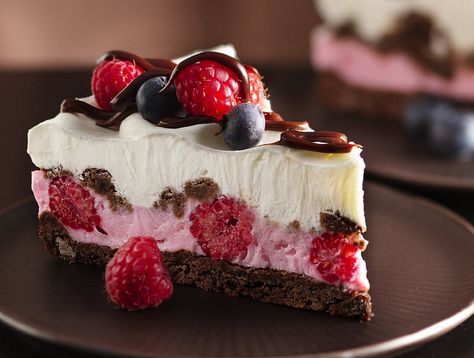 Chocolate and Berries Yogurt Dessert Recipe by Betty Crocker Recipes, via Flickr Yogurt Dessert Recipes, Yogurt Dessert, Betty Crocker Recipes, Fudge Sauce, Läcker Mat, Cookie Mix, Hot Fudge, Piece Of Cake, Deilig Mat