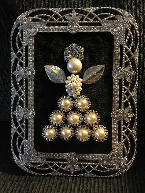 Recycle Vintage Jewelry, Making Ornaments From Old Jewelry, Old Jewelry Crafts Ideas Diy, Pearl Art, Old Jewelry Crafts Ideas, Jewelry Snowflake Picture, Jewelry Angel Picture, Christmas Tree Picture Made From Old Jewelry, Vintage Jewelry Art Angel