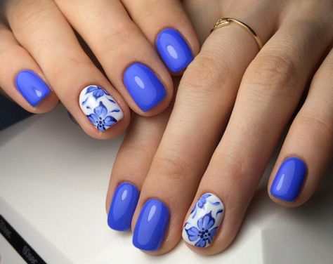 Royal Blue Floral Nails, Nude Nails With Blue Flowers, White Nails With Blue Flowers, Blue Nails With White Flowers, Short Nails With Rhinestones, Blue And White Nail Art, Blue Nails With Flowers, Manicure On Short Nails, Blue And White Nail