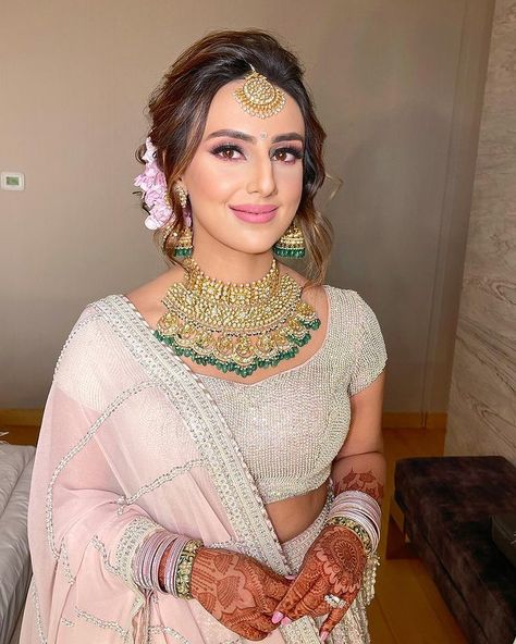 Sangeet Makeup Ideas That Suits Every Bride Style Light Pink Lehenga Makeup Look, Pink Saree Makeup Look, Pink Lehenga Makeup Look, Bridal Makeup Light, Indian Party Makeup, Peach Makeup Look, Light Eye Makeup, Pastel Color Dress, Heavy Jewelry