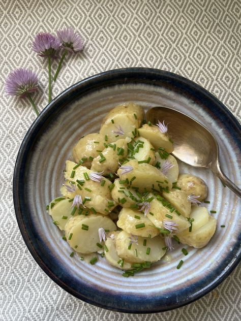 Creamy Potato Salad, Scandinavian Food, Carrot Salad, Pickling Cucumbers, Creamy Potato, A Potato, Potatoe Salad Recipe, Salad Bar, On Repeat