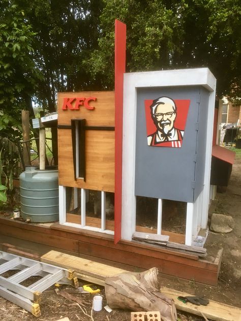 Kfc Chicken Coop, Small Coop, Livestock Shelter, Cute Chicken Coops, Chicken Home, Backyard Chicken Coop Plans, Chicken Coup, Diy Chicken Coop Plans, Kfc Chicken