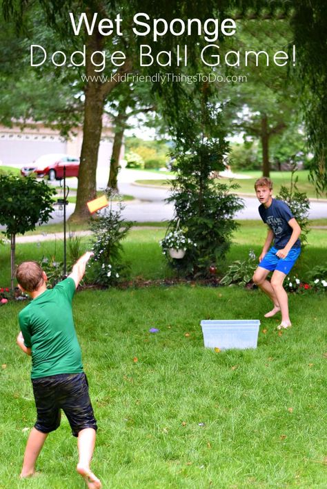 Wet Sponge Dodge Ball Game - The ultimate summer or warm-weather water outdoor game for kids, teens, and adults. The best water game for your backyard party. www.kidfriendlythingstodo.com Backyard School, Indoor Games For Adults, Fun Water Games, Outdoor Water Games, Beer Olympics, Picnic Games, Party Backyard, Diy Carnival, Water Games For Kids