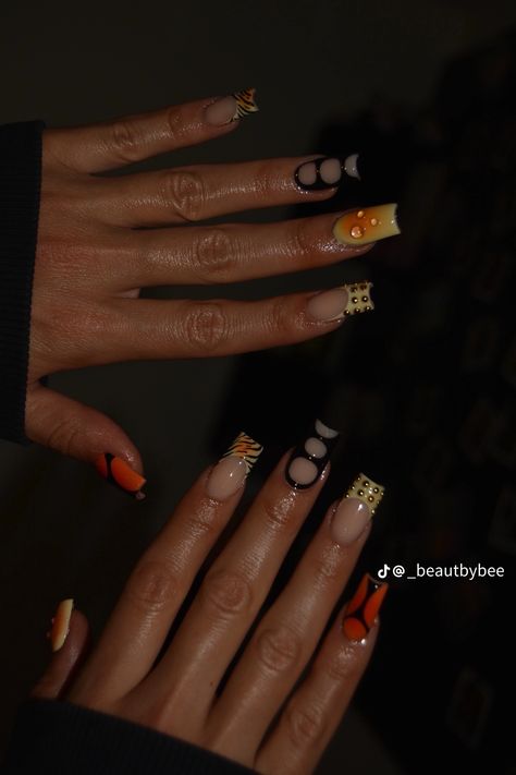 Extra Small Acrylic Nails, Long Abstract Nails, Fall Nail Short Nails, Short Square Nails Aesthetic, Pinup Nails Vintage Style, Orange Inspired Nails, Leopard And Gold Nails, Orange Fall Nails Short, Vacation Nails Jamaica