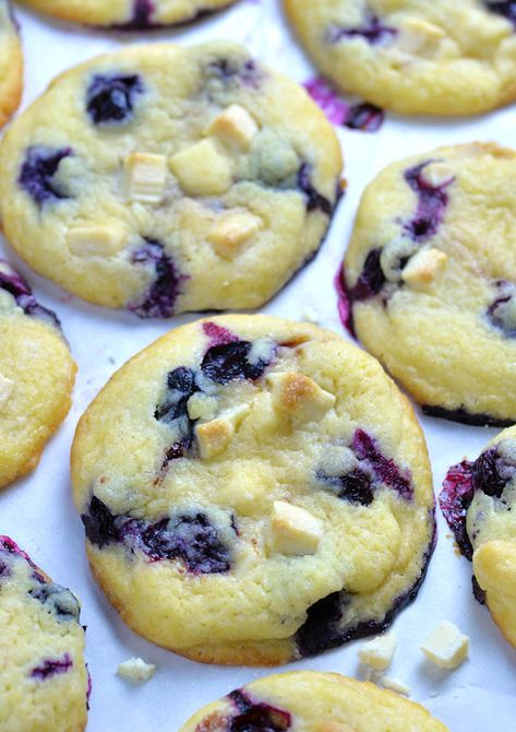 Big blueberry cookie rounded with many other cookies. Strawberry Cookies Recipe, Blueberry Cheesecake Cookies, Blueberry Cookies Recipes, Dessert Crepes, Bolo Red Velvet, Eclair Cake, Blueberry Cookies, Chocolate Eclair, White Chocolate Chip Cookies