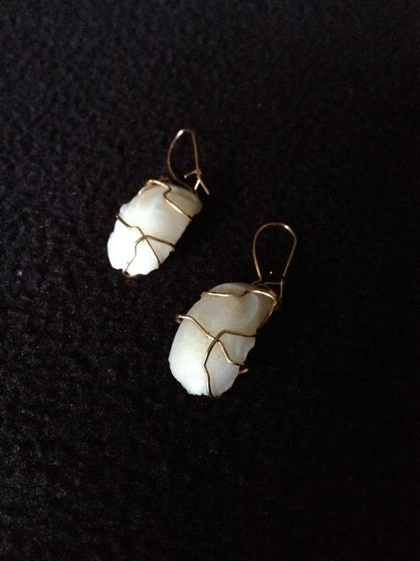 Otolith earrings: Martha Bademan  Otoliths, commonly called ear stones, are used by scientists to age the fish they came from. Beach Glass Jewelry, Alaska Trip, Awesome Nature, Art Deco Print, Beachglass Jewelry, Bone Jewelry, Lucky Stone, Ear Earrings, Alaska Travel