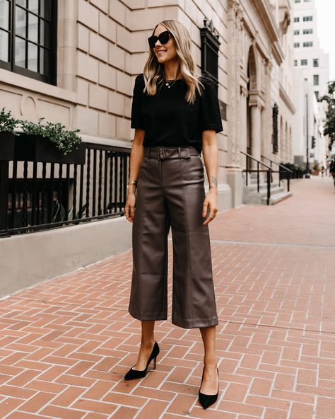 Culotte Outfit, Best Business Casual Outfits, Jackson Instagram, Culottes Outfit, Leather Culottes, Fall Workwear, Professional Work Outfit, Leather Pants Outfit, Work Chic