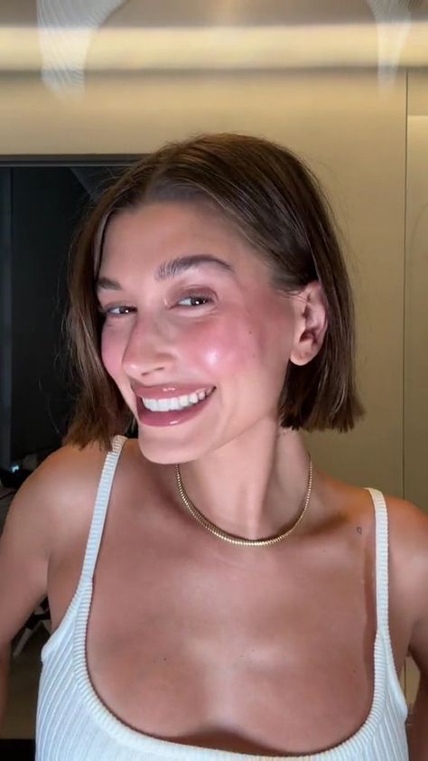 Hailey Bob Hair, Hailey Bieber Bob Hair, Hailey Bieber Bob, Hailey Bieber Style, French Bob, Short Hairdos, Chin Length Hair, Hailey Baldwin, Beauty Guru