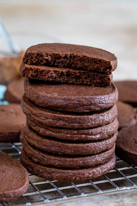 Chocolate Shortbread Cookies are easy to make, and you can enjoy the cookies plain or dressing them up with chocolate and decorations. Traditional Shortbread Recipe, Chocolate Shortbread, Chocolate Shortbread Cookies, Chocolate Wafer Cookies, Bite Size Cookies, Shortbread Cookie Recipe, Desserts Vegan, Wafer Cookies, Chocolate Sandwich Cookies