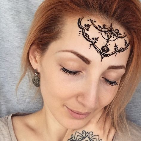 10 Henna Designs You Can Rock All Year Long via Brit + Co. Face Henna, Diy Henna, Henna Tattoo Hand, Henna Body Art, Mehndi Images, Henna Patterns, Henna Tattoo Designs, Henna Art, Instagram Design