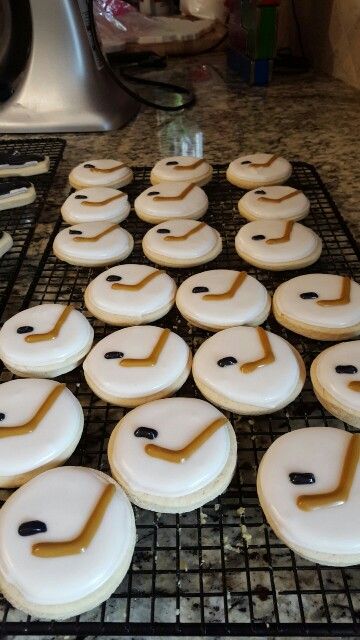 Hockey themed sugar cookies Hockey Puck Cookies, Hockey Themed Cookies, Hockey Food Party, Hockey Cookies Decorated, Hockey Desserts, Hockey Sugar Cookies, Hockey Pucks Cookies, Hockey Food, Hockey Cookies