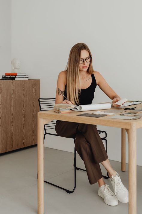 Young Architect Woman Portrait In Her Studio. Download for free by clicking on the picture. Free Design Resources #office #female #work #businesswoman #studio Female Architect Aesthetic, Arch Branding, Architect Woman, Architect Portrait, Architect Photoshoot, Commercial Portrait, Female Posing, Business Portrait Photography, Brown Suit