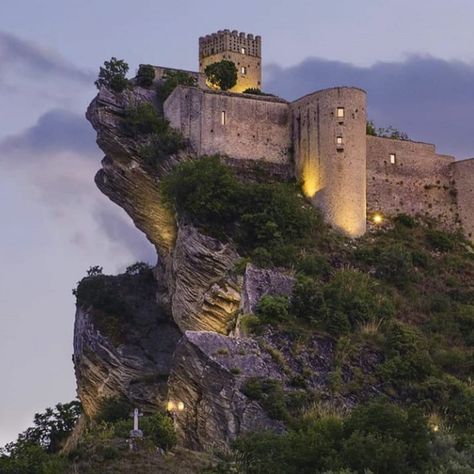 Roccascalegna's castle in Italy, ancient defensive structure built on top of a rocky ledge in Roccascalegna, province of Chieti, in Abruzzo Italy Villa, European Castles, Italian Heritage, Scottish Castles, Beautiful Castles, Wonderful Places, Where To Go, Beautiful Landscapes, Monument Valley