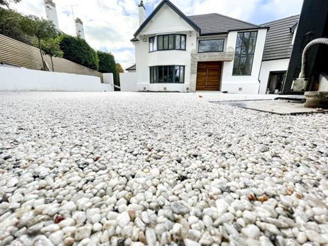 Case Study: White Resin Driveway For Christmas - Moli White Rendered Wall Driveway, White Driveway, Driveway Ideas Resin, Driveway Resin, Resin Driveway Ideas Uk, Resin And Cobble Driveway, Entrance Landscaping, Resin Bound Driveways, Driveway Installation