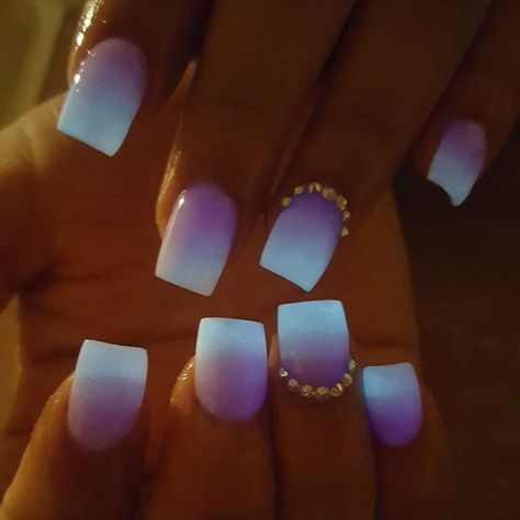 ombre glow-in-the-dark Dark Nails Short, Nails With Jewels, Dark Acrylic Nails, Glow In The Dark Nails, Dark Nail Art, Dark Nail Polish, Diy Glow, Sculpted Nails, Glow Nails