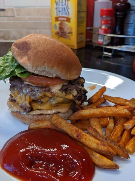 Homemade Burgers Aesthetic, Burgers And Fries Aesthetic, Homemade Burgers And Fries, Homemade Burger Aesthetic, Burgers Aesthetic, Burger Pictures, Burger Aesthetic, Burger With Fries, Cheesy Burger