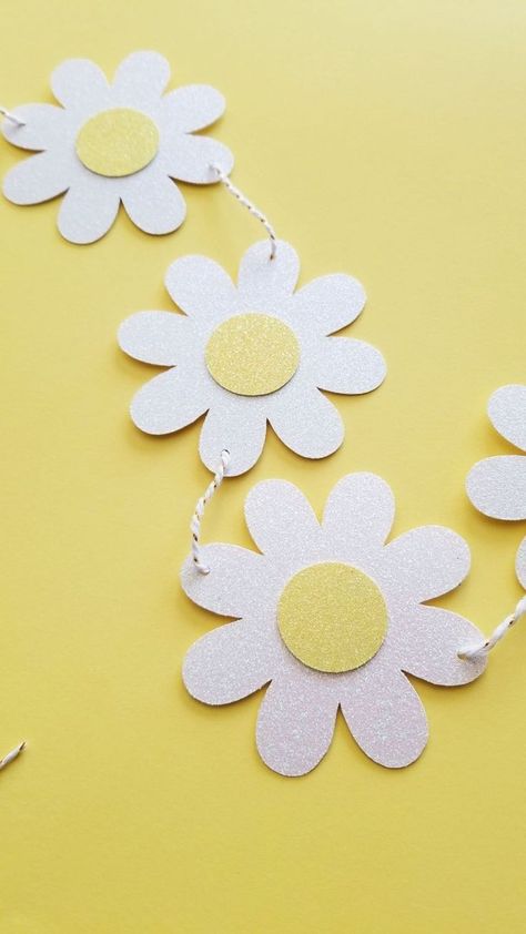 Daisy Garland, Banner Flower, Daisy Decorations, Garland Flower, Daisy Baby Shower, Flower Birthday Party, Daisy Party, Flower Party, Flower Garland