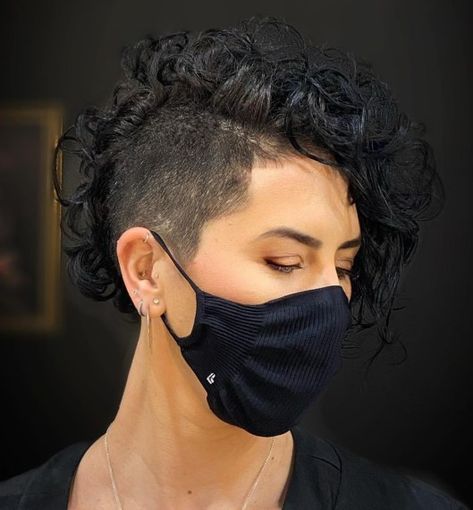 Short Asymmetrical Side-Shaved Hairstyle Undercuts For Women, Shaved Side Haircut, Shaved Hairstyles For Women, Side Undercut, Undercut Curly Hair, Side Haircut, Shaved Hairstyles, How To Render, Curly Undercut