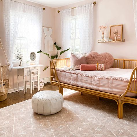 Bedroom Theme Ideas, Bedroom Rattan, Kids Bedroom Themes, Girls Boho Bedroom, Best Rugs, Rattan Daybed, Bedroom Theme, Cool Kids Bedrooms, Toddler Girl Room