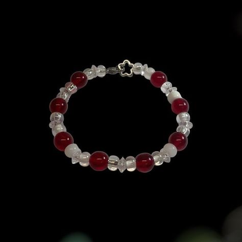 Red White Bracelet, White And Red Bracelets, Bracelet Patterns Glass Beads, Bracelets Handmade Beaded Diy Jewelry, Red Beads Bracelet, Red Bracelet Ideas, Bracelet Ideas Glass Beads, Red And White Bracelets, Red And Black Bracelets