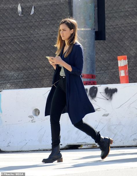 Serious Outfit, Jessica Alba Style, Jessica Alba, Daily Look, Celebrity Style, Black Jeans, Normcore, Marvel, My Style