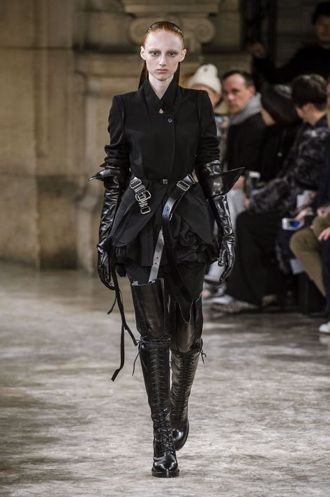 ANN DEMEULEMEESTER COLLECTION Gothic Aesthetic Outfit, Gothic High Fashion, Warrior Fashion, Mode Cyberpunk, Mode Steampunk, Goth Model, Mode Punk, Goth Corset, Men Fashion Show