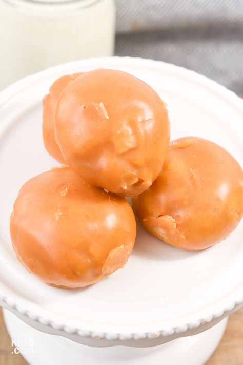 Caramel Glazed Keto Donut Holes - How 2 Do Keto Peanut Butter Donut, Keto Donut Holes, Keto Lemon Curd, Keto Made Simple, Peanut Butter Glaze, Keto Valentines, Keto Donuts, Butter Glaze, Powdered Donuts