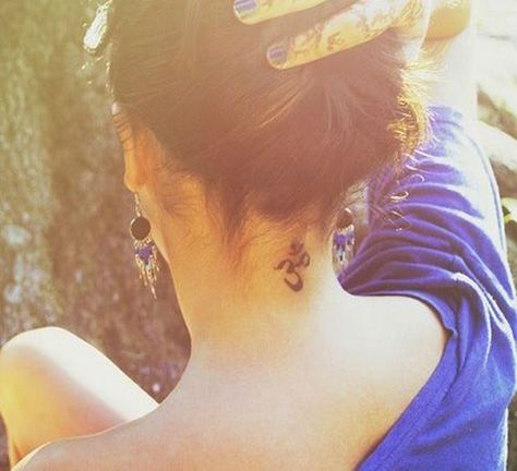 35 Most Attractive Ideas about Back Neck Tattoos for Woman 17 Neck Tattoos For Women, Ohm Tattoo, Om Symbol Tattoo, Tattoo Son, Hawaii Tattoos, Tattoos Infinity, Single Line Tattoo, Tattoos Mandala, Om Tattoo