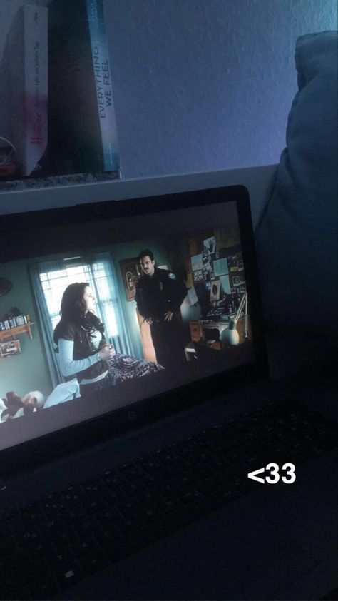 Watching Series Aesthetic Laptop, Watching Twilight Aesthetic, Watching Netflix Aesthetic, Watching Tv Aesthetic, Watching Twilight, Friendship Week, Vampire Love Story, Over Watch, Vampire Love