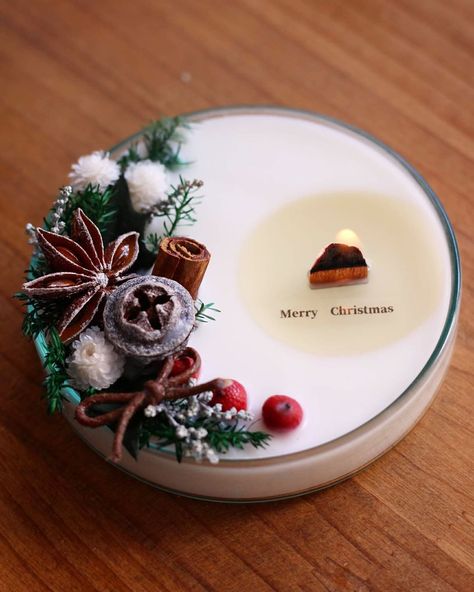 Xmas Candles Ideas, Luxury Candles Inspiration, Christmas Candle Making, Diy Christmas Candles, Christmas Candles Diy, Xmas Candles, Floral Art Arrangements, Diy Candles Homemade, Honey Candle