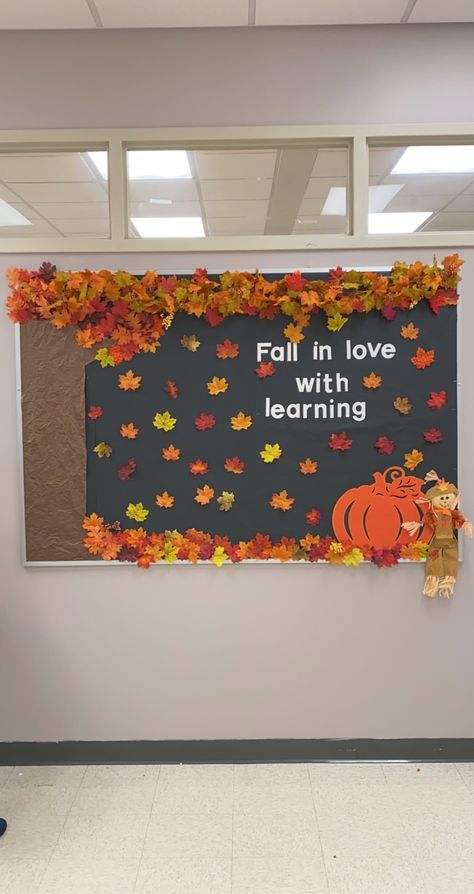 Bulitin Board Ideas September, Seasons Classroom Decorations, Autumn Class Decorations, Halloween Boards For Preschool, Autumn Board Ideas For School, Autumn Theme Preschool Decorations, Autumn Wall Decorations Kindergarten, Bulletin Board For September, Notes Board Decoration