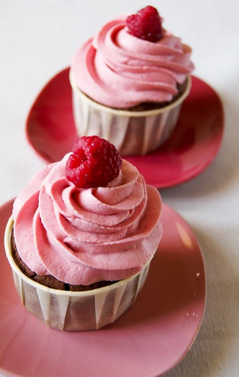 Raspberry Whip, Raspberry Ganache, Homemade Chocolate Frosting, Whipped Ganache, Ganache Recipe, Chocolate Pastry, Raspberry Recipes, Chocolate Raspberry, Cupcake Muffins