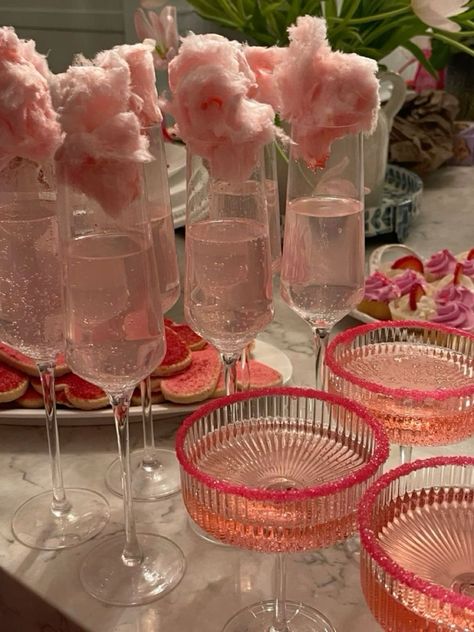 Barbie New Years Eve Party, Sweet 16 Drink Ideas, Pink Theme Bday Party, Pink Themed Drinks, 21st Birthday Ideas Pink Theme, Galentines Party Black Women, Pink Bday Aesthetic, Sweet 16 Drinks, Pink Birthday Drinks