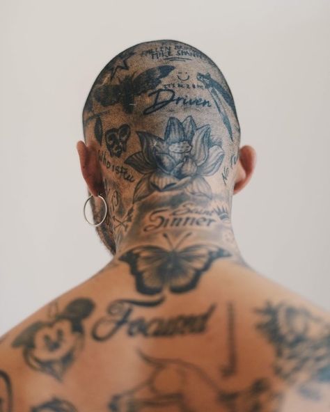 Scalp Tattoos Men, Back Of Head Tattoo, Head Tattoo Men, Head Tattoo Ideas, Bald Head Tattoo, Tattoo Crane, Scalp Tattoo, Horrible Tattoos, Master Tattoo