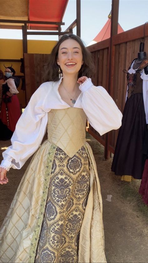 Anne Boleyn Inspired Outfits, Renfaire Outfit Princess, Tudor Inspired Fashion, Anne Boleyn Halloween Costume, Anne Boleyn Outfits, Tudor Bodice, Renfaire Costume Women, Tudor Outfits, Renisance Fair Outfit