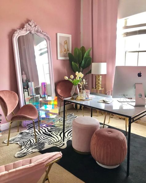 Swooning over this pink home office decor! Pink decor is perfect for a feminine home office space for women who work from home. | Working from home definitely has its perks: you can take a break for a quick yoga session, make yourself a healthy lunch, or even work in your pajamas if you’re so inclined. Another absolutely fabulous perk for women who work from home is that you can create a home office space to perfectly suit your … https://hellobombshell.com/feminine-home-office-ideas/ Office Ideas Decor, Home Office Ideas For Women Chic, Dreamy Office, Feminine Office Space, Office Decor Ideas For Women, Womens Home Office Ideas, Feminine Home Office, Feminine Home Office Ideas, Home Office Decor For Women