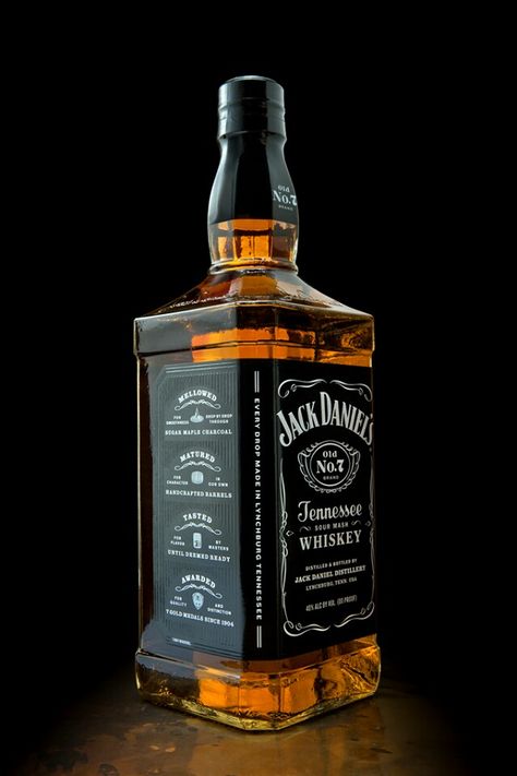 Jack Daniels Whiskey. Wiskey Mix Drink, Jack Daniels Wallpaper, Glass Whiskey Decanter, Jack And Coke, Mixed Drinks Alcohol, Jack Daniel, Tennessee Whiskey, Whiskey Decanter, Drink Bottle