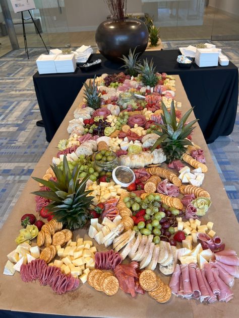 Charcuterie Board 100 People, Charcuterie Table Baby Shower Ideas, Charcuterie Board Ideas Gender Reveal, Charcuterie Countertop, Churutery Board, Golf Charcuterie Board, Giant Charcuterie Table, Baby Shower Charcuterie Board, Huge Charcuterie Table