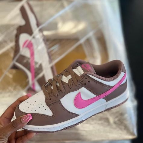 Nike Rosa, Snicker Shoes, Nike Shoes Women Fashion, Pretty Sneakers, Pink Nike Shoes, Trendy Shoes Sneakers, Preppy Shoes, Nike Shoes Girls, Pretty Shoes Sneakers