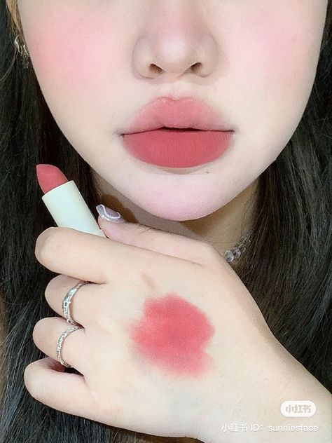 Pillow Lips Makeup Aesthetic, Pillow Lips Makeup, Boujee Makeup, Pillow Lips, Lips Inspiration, Anime Eye Makeup, Korean Makeup Tutorials, Face Art Makeup, Beauty Makeup Tutorial