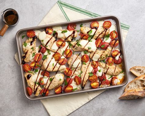 Learn more about Sheet Pan Chicken Caprese from SideChef! Sheet Pan Chicken Caprese, Chicken Caprese Recipe, Easy Sheet Pan Chicken, Caprese Recipe, Baked Caprese Chicken, Chicken Caprese, Caprese Recipes, Jalapeno Popper Recipes, Chicken Fresh