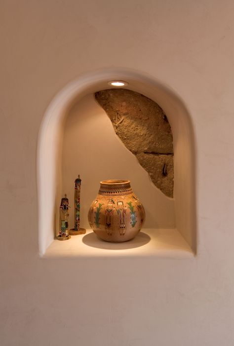 Find out the history of Nichos and why New Mexican homeowners carry on the tradition. (Su Casa Magazine, 2014 "Spring" issue, page 17.) Wall Niche Decor, Modern Wall Niche, Wall Niches, Niche Decor, Southwestern Home Decor, Mud House, Southwestern Home, Smart Tiles, Adobe House