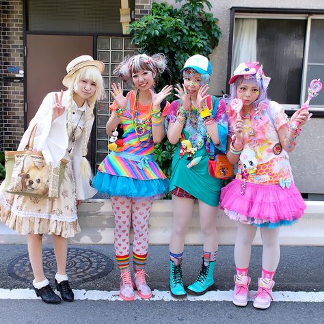 Your go-to guide on what is Harajuku and how to style it. Learn everything from what to wear and where to find Harajuku fashion items. Japan Street Fashion, Harajuku Outfit, Japanese Harajuku Fashion, Harajuku Decora, Mode Harajuku, Estilo Harajuku, Japan Fashion Street, Mode Kawaii, Fashion Walk