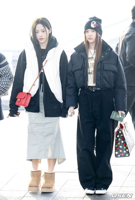 Seulgi Winter Outfit, Kpop Idol Winter Fashion, Newjeans Winter Outfit, Kpop Idol Winter Outfit, Beige Puffer Jacket, Uggs Tasman, Amsterdam Outfit, Uggs Outfits, Outfit With Uggs